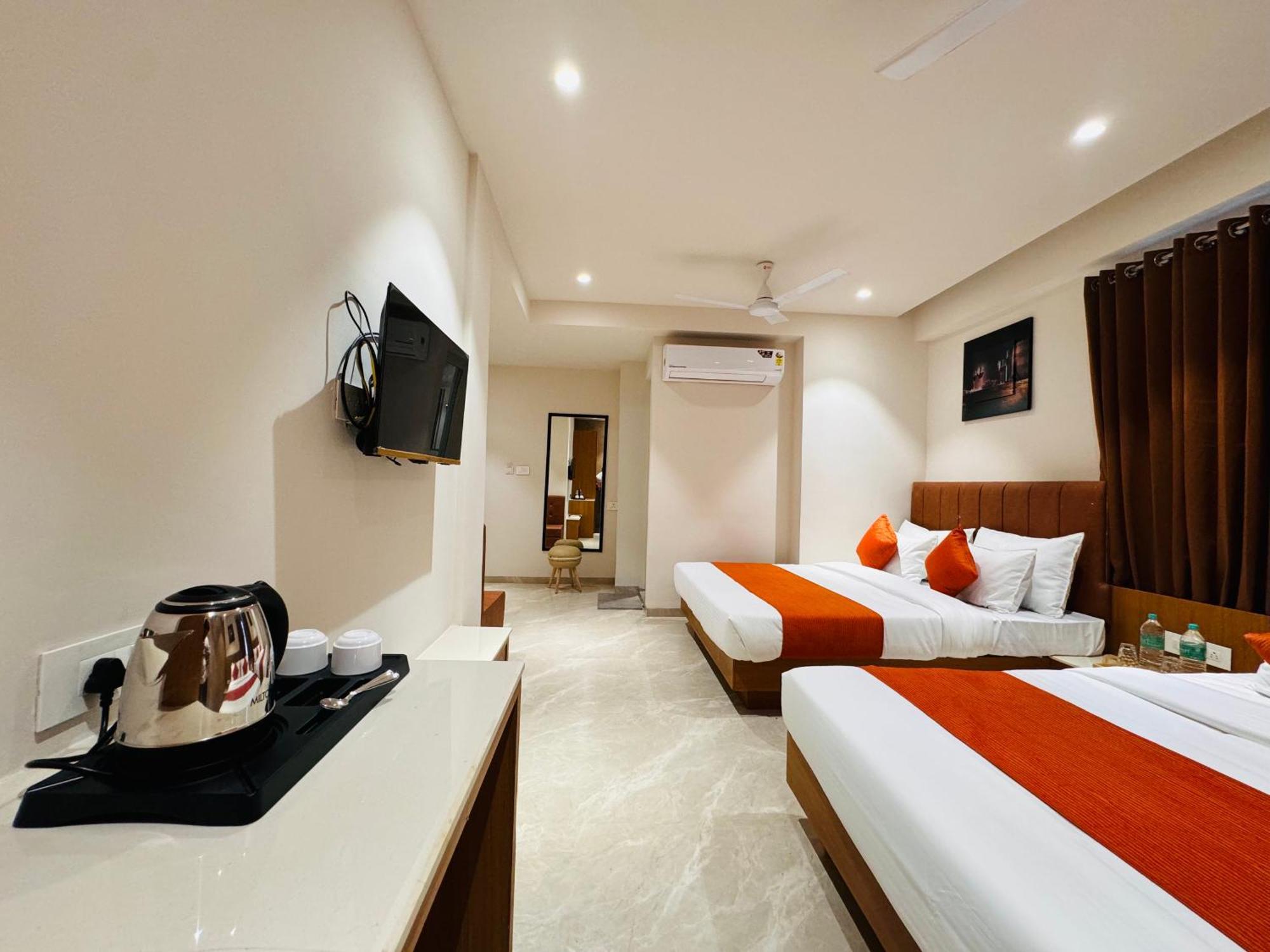 Hotel Rudhav Palace Уджайн Екстериор снимка