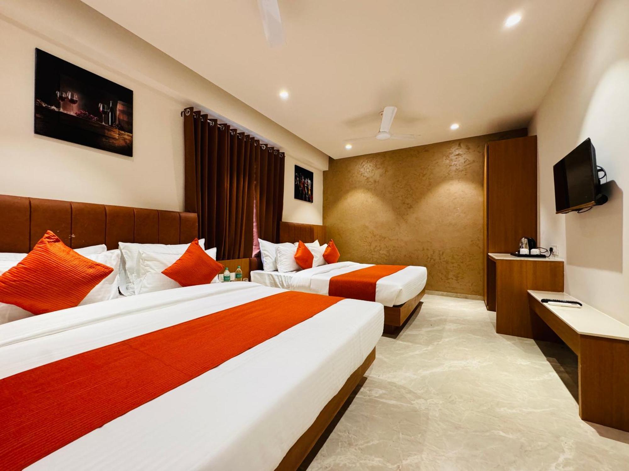 Hotel Rudhav Palace Уджайн Екстериор снимка