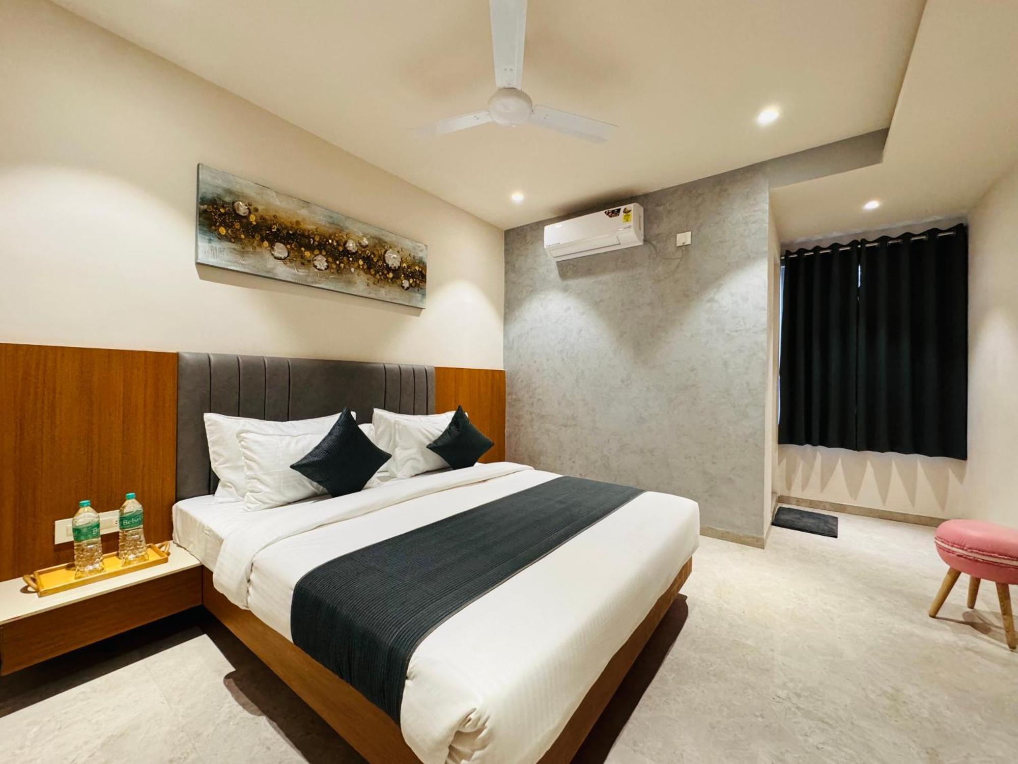 Hotel Rudhav Palace Уджайн Екстериор снимка