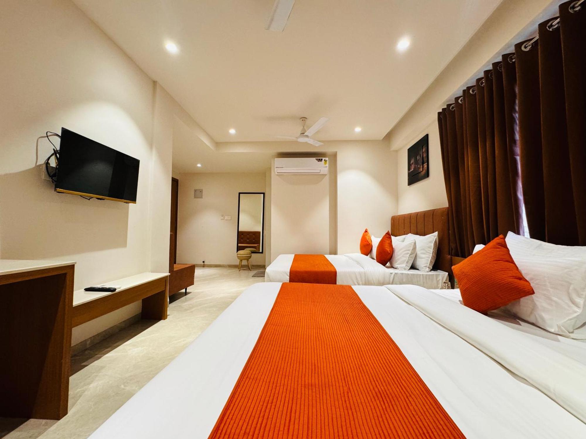 Hotel Rudhav Palace Уджайн Екстериор снимка